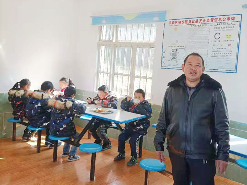 图片5关心孩子用餐.jpg